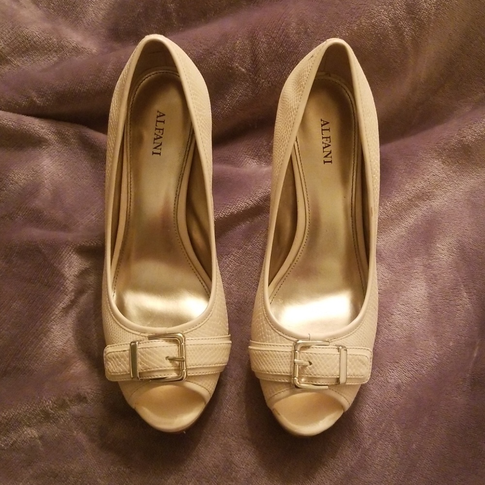Peep toe pumps with 3 inchheel & 1/2 inch platfor